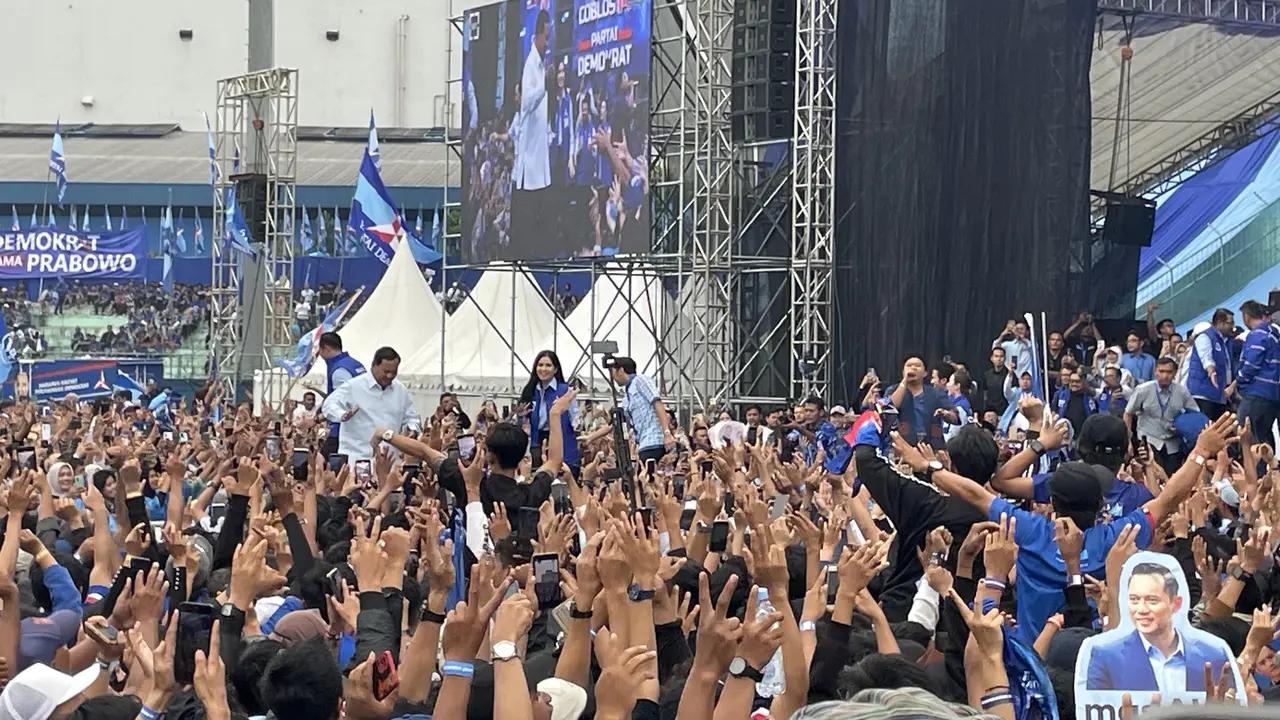 Penyanyi Denny Caknan bikin heboh Kampanye Akbar Calon Presiden (Capres) nomor urut 02 Prabowo Subianto dan Partai Demokrat di Stadion Gajayana Malang, Jawa Timur (Jatim) pada Kamis (1/1/2024).
