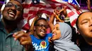 Ilhan Omar bersama pendukungnya merayakan kemenangan putaran pertama pemilihan Distrik Kongres ke-5 di Minneapolis, AS, Selasa (14/8). Omar diprediksi akan menang dalam pemilihan penuh pada November nanti. (Mark Vancleave/Star Tribune via AP)