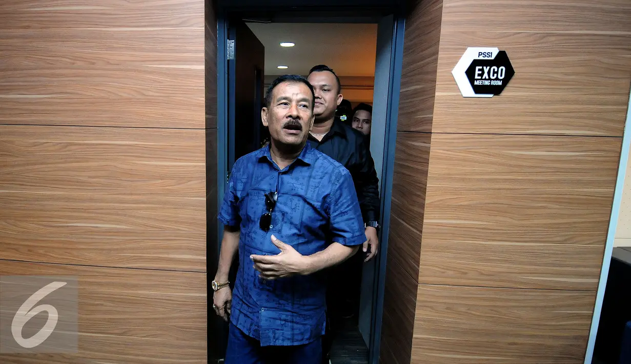 Manajer Persib Umuh Muchtar usai memimpin perwakilan klub mengantarkan surat permintaan pelaksanaan Kongres Luar Biasa PSSI di Kantor PSSI, Jakarta, Selasa (3/5/2016). Sejumlah klub mendesak dilaksanakannya KLB PSSI. (Liputan6.com/Helmi Fithriansyah)