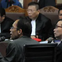 Ahli Patologi Forensik dari Australia, Beng Ong (kedua kanan) menjadi saksi ahli dalam sidang lanjutan kasus pembunuhan Wayan Mirna Salihin dengan terdakwa Jessica Kumala Wongso di PN Jakarta Pusat, Jakarta, Senin (5/9). (Liputan6.com/Helmi Afandi)