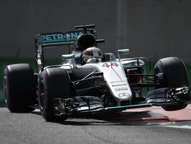 Pebalap Mercedes, Lewis Hamilton, menguasai latihan bebas F1 GP Abu Dhabi di Sirkuit Yas Marina, Jumat (25/11/2016). (AFP/Mohammed Al-Shaikh)