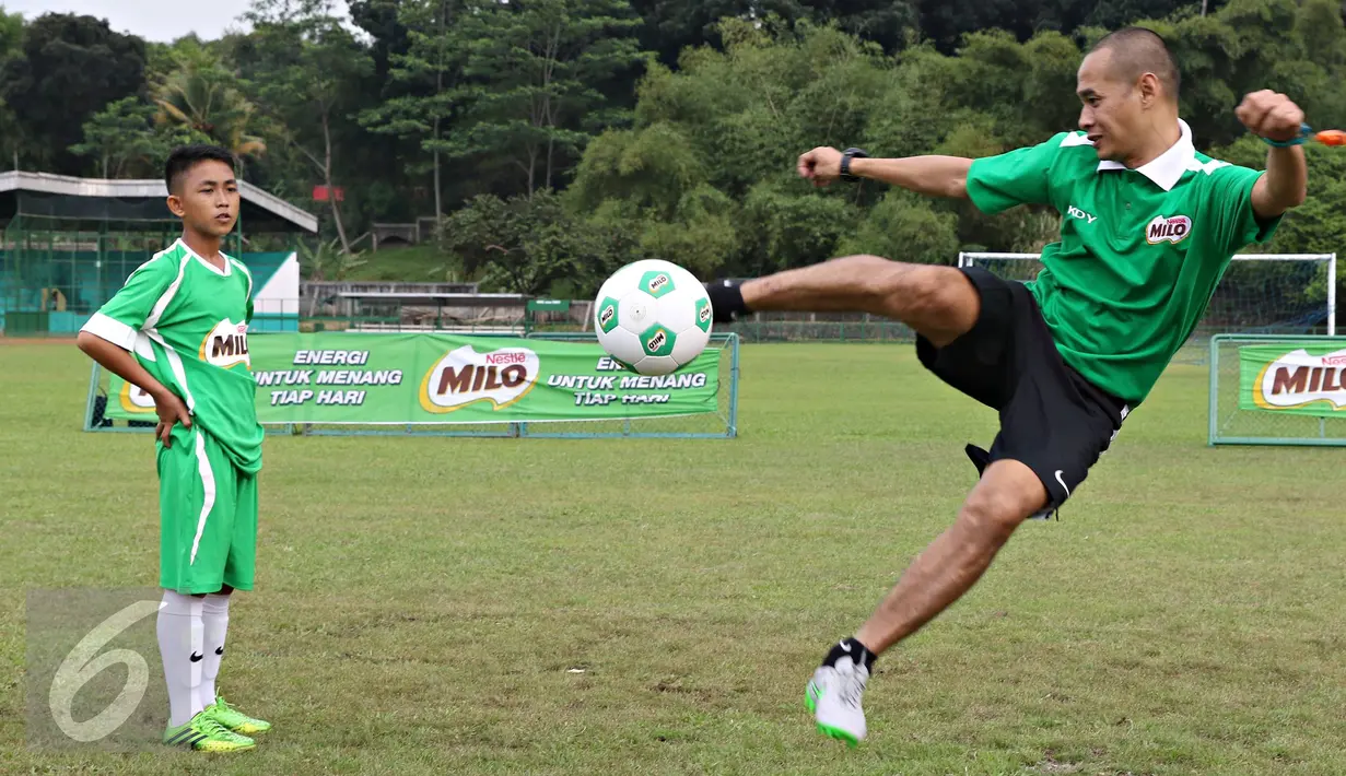 Mantan pemain Timnas Indonesia Kurniawan Dwi Yulianto menunjukkan teknik menendang bola saat MILO Camp di Wisma Padepokan Voli Sentul, Jawa Barat, Senin (18/4). (Liputan6.com/Immanuel Antonius)