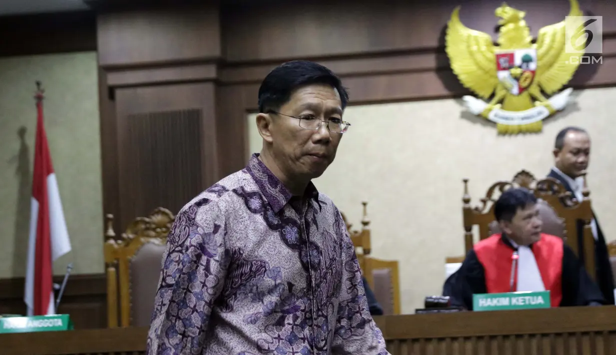 Terdakwa suap pengadaan barang/jasa di PT Krakatau Steel yang juga Dirut PT Grand Kartech, Kenneth Sutardja usai menjalani sidang putusan di Pengadilan Tipikor, Jakarta, Kamis (15/8/2019). Kenneth Sutardja divonis 1 tahun 9 bulan penjara, denda Rp 100 juta. (Liputan6.com/Helmi Fithriansyah)