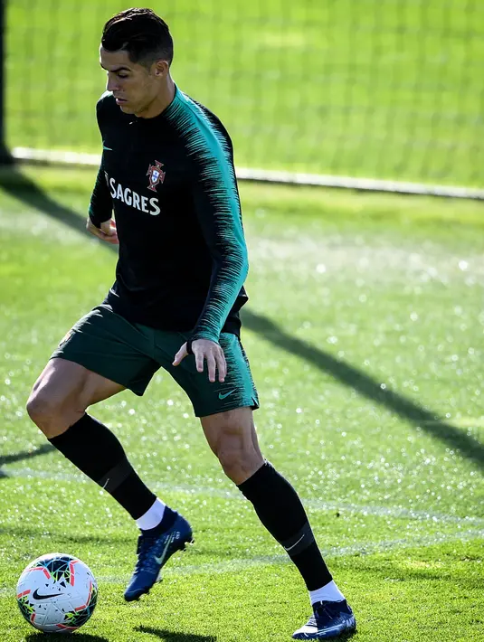 Penyerang Portugal Cristiano Ronaldo menggiring bola saat latihan jelang menghadapi Luksemburg pada laga kualifikasi Euro 2020 di Oeiras, Portugal, Rabu (9/10/2019). Portugal akan menghadapi Luksemburg di Estadio Jose Alvalade pada 12 Oktober 2019. (Patricia De Melo Moreira/AFP)