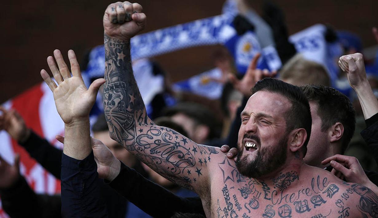 Para supporter Leicester merayakan kemenangan 1-0 atas Crystal Palace pada laga Liga Premier Inggris di Stadion Selhurst Park, London, Sabtu (19/3/2016). Kemenangan ini membuat Leicester kian kokoh di puncak klasemen. (AFP/Adrian Dennis)