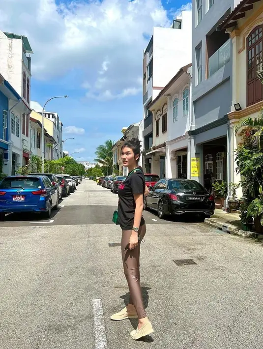 Menariknya, wanita yang sempat jadi sorotan usai mualaf ini mengaku tak pernah menjalani program diet. Stevie Agnecya justru menyebut dirinya lebih sering makan dengan porsi yang banyak ketimbang membatasinya. (Liputan6.com/IG/@steviagnecya)