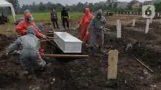 Petugas melakukan pemakaman jenazah dengan protokol Covid-19 di TPU Srengseng Sawah Dua, Jakarta, Kamis (18/3/2021). Dinkes DKI Jakarta mencatat penambahan kasus kematian akibat Covid-19 pada Maret 2021 berada diatas 40 atau meningkat dari 1,6 menjadi 1,7 persen. (Liputan6.com/Helmi Fithriansyah)