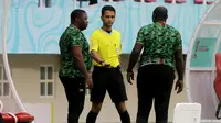 Wasit asal Indonesia, Thoriq Al Katiri (tengah) menjadi ofisial keempat dalam laga Timnas Spanyol U-17 melawan Mali U-17 dalam pertandingan babak penyisihan Grup B Piala Dunia U-17 di Stadion Manahan, Solo, Senin (13/11/2023). (Bola.com/Arief Bagus)