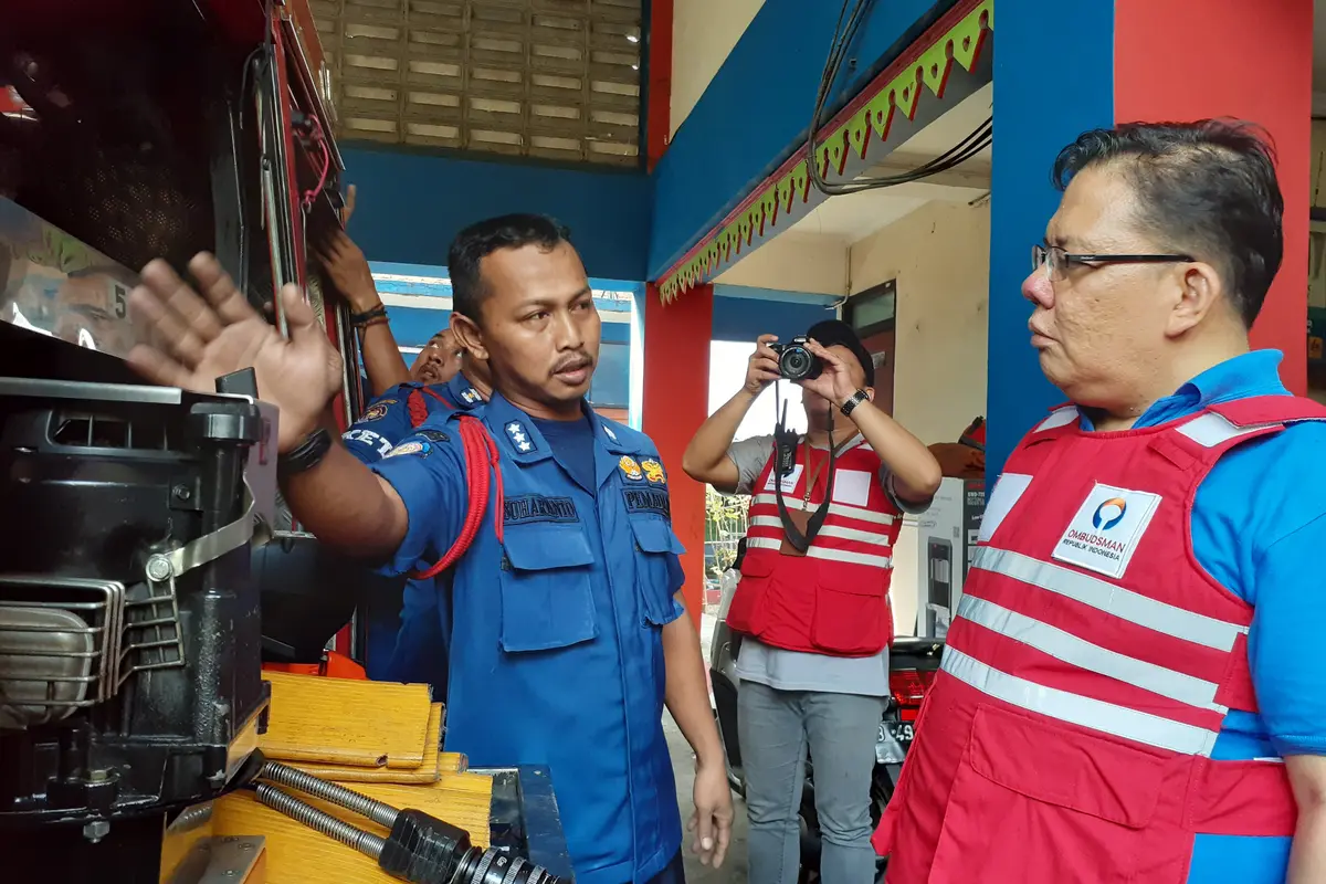 Anggota Ombudsman, Adrianus Meliala Saat Meninjau Kantor Pemadam Kebakaran Koja, Jakarta Utara, Jumat (7/6/2019. (Foto: Merdeka.com))