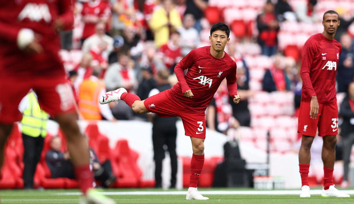 Pemain Liverpool, Wataru Endo melakukan pemanasan sebelum laga pekan kedua Liga Inggris 2023/2024 melawan Bournemouth di Anfield, Liverpool, Sabtu (20/08/2023) malam WIB. (AFP/Darren Staples)
