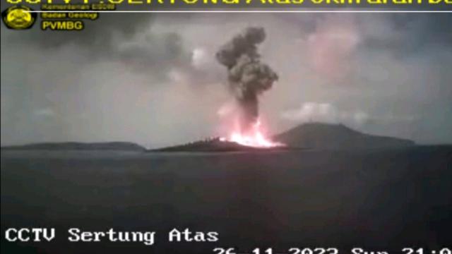 Letusan Gunung Anak Krakatau jelang libur Nataru. (Minggu, 27/11/2023). (Potongan layar aplikasi Magma Indonesia).