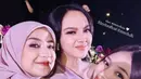 Duo  penyanyi jebolan Indonesian Idol Junior musim ketiga, Anneth dan Nashwa kompak tampil dengan ansambel nuansa pink pastel. [@fanbaseindonesianidol]