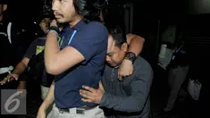 Petugas membawa Harry Ray Sanjaya saat KPK dan Polda Metro Jaya menggelar konferensi pers di KPK, Jakarta, Jumat (22/7). Harry ditangkap karena mengaku sebagai anggota KPK dan telah menipu seorang anggota DPRD Medan. (Liputan6.com/Helmi Afandi)
