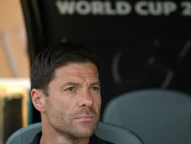 Pelatih baru Real Madrid, Xabi Alonso duduk di pinggir lapangan saat laga Grup H Piala Dunia Antarklub 2025 melawan Al Hilal di Hard Rock stadium, Miami, Amerika Serikat, Kamis (19/06/2025) WIB. (AFP/Patricia De Melo Moreira)