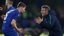 Gelandang Chelsea, Jorginho dan asisten pelatih Zola berselebrasi setelah pertandingan melawan Eintracht Frankfurt pada semifinal Liga Europa di stadion Stamford Bridge, London (10/5/2019). Chelsea menang adu penalti atas Eintracht Frankfurt setelah laga berakhir imbang 1-1. (AP Photo/Alastair Grant