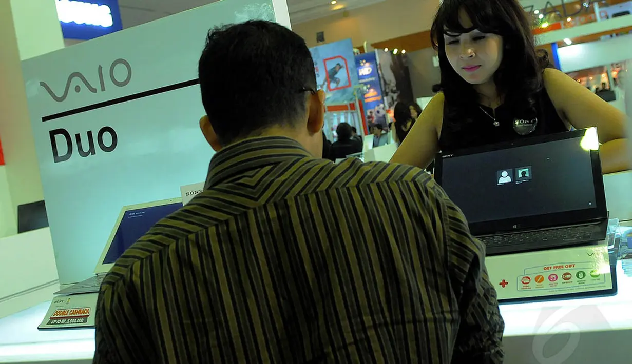 Seorang pengunjung tampak mengunjungi salah satu stand  laptop di Pameran ICS 2014, Jakarta, Kamis (5/6/14). (Liputan6.com/Faisal R Syam)