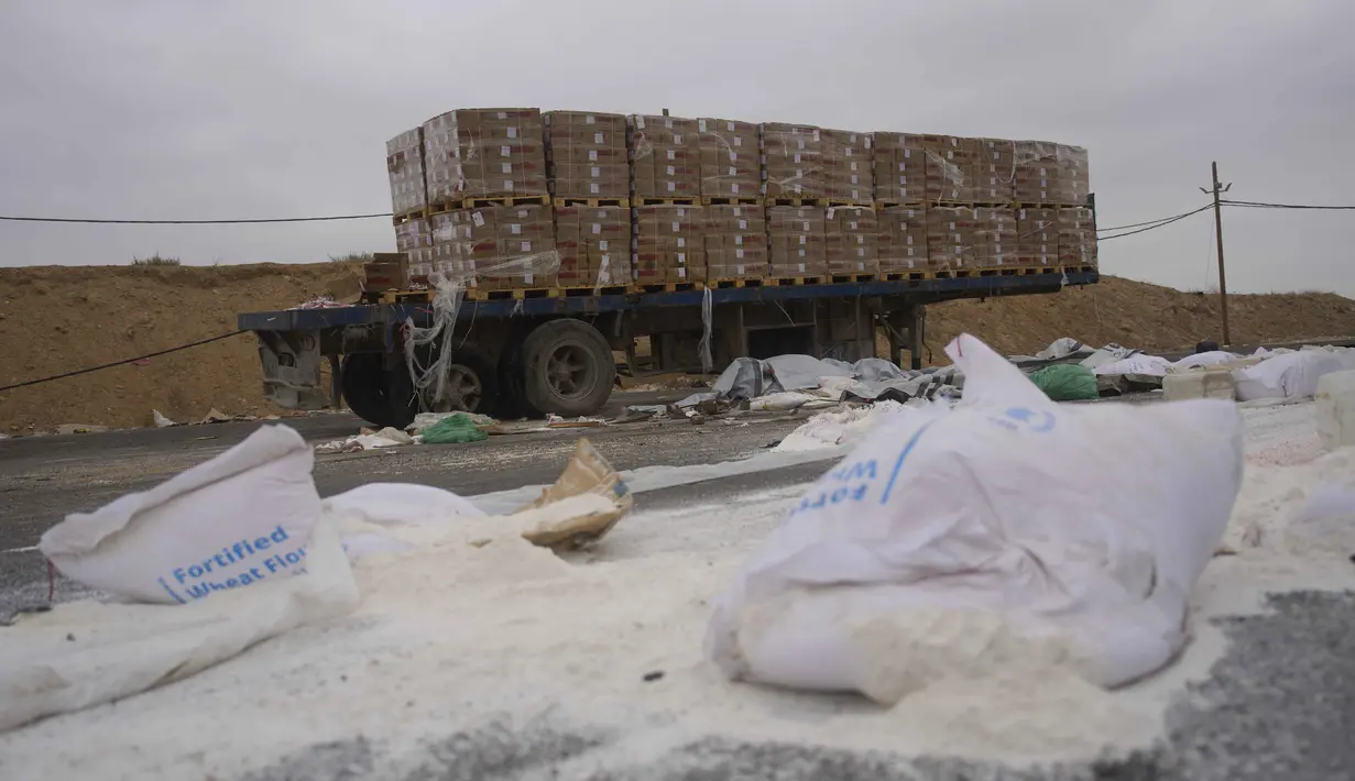 Belum diketahui pasti penyebab rusaknya truk pengangkut bantuan kemanusiaan tersebut. (AP Photo/Ariel Schalit)