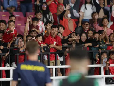 Sejumlah penonton antusias menyambut salah satu pemain Oxford United yang memnagi jersey usai laga perdana Grup A Piala Presiden 2025 di Stadion Utama Gelora Bung Karno (SUGBK), Jakarta, Minggu (6/7/2025). (Liputan6.com/Helmi Fithriansyah)