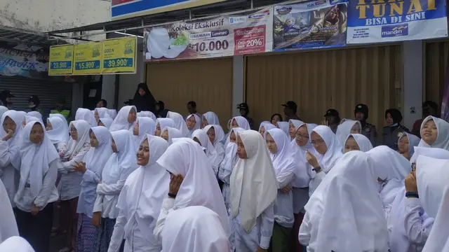 Ribuan santri Ponpes Miftahul Huda, Tasikmalaya berdemonstrasi di depan toko modern berjaringan, Indomart, lantaran karyawan toko tersebut menuduh santri mencuri. (Foto: Liputan6.com/Jayadi Supriyadin)