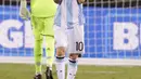 Lionel Messi berjalan menutup wajahnya usai gagal mengeksekusi penalti pada Final Copa America 2016 di MetLife Stadium, AS, Senin (27/6).  Pemain terbaik dunia lima kali ini masih belum bisa memberi gelar kepada negaranya. (Adam Hunger-USA TODAY Sports)
