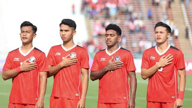 <p>Para pemain Timnas Indonesia U-22 (kiri ke kanan) Pratama Arhan, Marselino Ferdinan, Jeam Kelly Sroyer dan Alfendra Dewangga berbaris menyanyikan lagu kebangsaan Indonesia Raya sebelum dimulainya laga Grup A SEA Games 2023 menghadapi Filipina di Olympic Stadium, Phnom Penh, Kamboja, Sabtu (29/4/2023). (Bola.com/Abdul Aziz)</p>