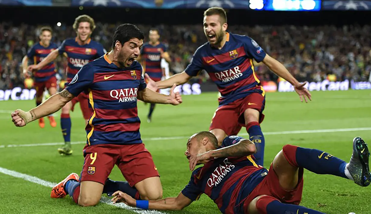 Para pemain Barcelona merayakan gol kemenangan ke gawang Leverkusen pada laga Liga Champions di Stadion Camp Nou, Spanyol, Rabu (30/9/2015). Barcelona berhasil menang 2-1. (AFP Photo/Lluis Gene)