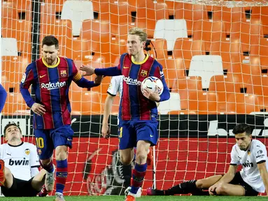 Striker Barcelona, Lionel Messi, melakukan selebrasi bersama rekannya usai mencetak gol ke gawang Valencia pada laga Liga Spanyol di Stadion Mestalla, Minggu (2/5/2021). Barcelona menang dengan skor 2-3. (AFP/Jose Jordan)