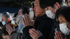 Para pengunjung menengadahkan tangan saat berdoa pada pagi hari pertama tahun baru di Kuil Meiji di pusat kota Tokyo pada tanggal 1 Januari 2025. (Richard A. Brooks/AFP)