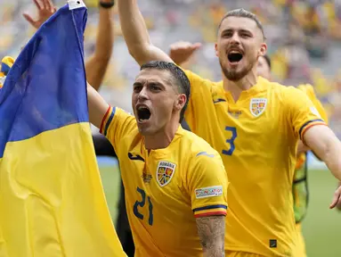 Timnas Rumania sukses membuat kejutan pada laga pembuka Grup E Euro 2024 dengan kemenangan 3-0 atas Ukraina di Allianz Arena, Munchen, Jerman, Senin (17/6/2024) malam WIB. Tiga gol yang mengoyak gawang Ukraina yang dikawal kiper andalan Real Madrid, Andriy Lunin, dilesakkan oleh Nicolae Stanciu (29'), Razvan Marin (53') dan Denis Dragus (57'). (AP Photo/Matthias Schrader)