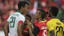 Kapten Timnas Indonesia, Hansamu Yama, berdebat dengan pemain Timor Leste pada laga SEA Games di Stadion MPS, Selangor, Minggu (20/8/2017). Indonesia menang 1-0 atas Timor Leste. (Bola.com/Vitalis Yogi Trisna)