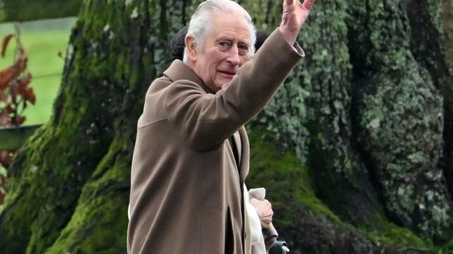 Raja Charles III dari Inggris dan Ratu Inggris Camilla (tersembunyi) tiba di Gereja St Mary Magdalene di Sandringham Estate di Inggris timur pada 11 Februari 2024