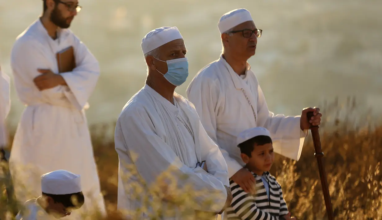 Kaum Samaria mengikuti upacara tradisional perayaan Festival Shavuot di Gunung Gerizim, Tepi Barat, Minggu (28/6/2020). Hari Raya Shavuot adalah untuk memperingati hari Allah memberikan Taurat kepada Musa dan bangsa Israel di Gunung Sinai. (Xinhua/Ayman Nobani)