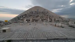 Foto pada 14 Juni 2020 ini menunjukkan situs pemakaman yang berada di puncak Gunung Nemrut, Turki. Gunung Nemrut yang terdaftar sebagai Situs Warisan Dunia UNESCO pada 1987 ini terkenal karena reruntuhan situs pemakaman di bagian puncaknya. (Xinhua/Mustafa Kaya)