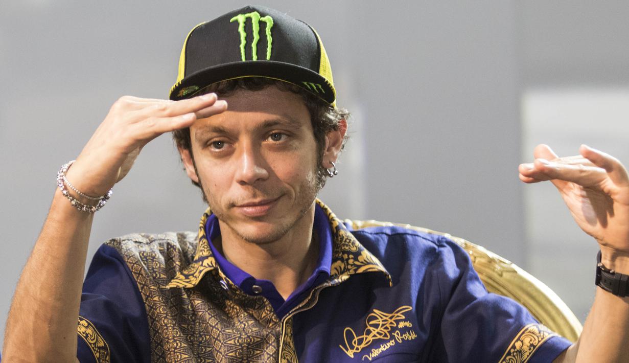 Ekspresi Valentino Rossi saat menjawab pertanyaan dalam konferensi pers peluncuran motor baru Yamaha, Xabre, di The Mulia Resort, Bali, Selasa (26/1/2016). (Bola.com/Vitalis Yogi Trisna)