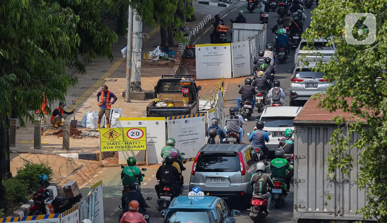 Karenanya, Pramono Anung meminta agar lokasi proyek yang tidak aktif segera dibuka untuk mengurangi kepadatan arus lalu lintas. (Liputan6.com/Angga Yuniar)