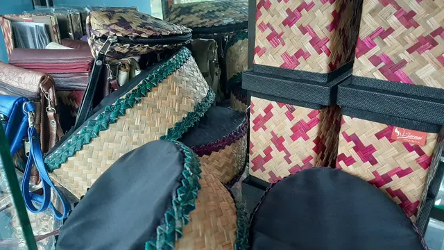 Emak-Emak Ubah Gulma Jadi Anyaman Cantik
