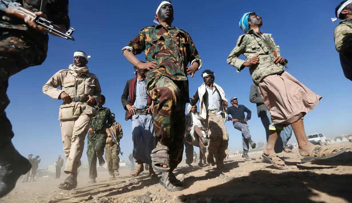 Perekrutan anggota baru pejuang Houthi untuk melawan pasukan pemerintah Yaman di Sanaa, Selasa (3/1). (REUTERS / Khaled Abdullah)