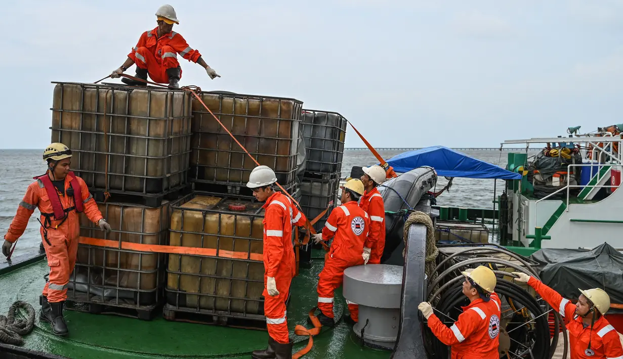 Sebuah kapal tanker berbendera Filipina yang mengangkut 1,4 juta liter bahan bakar minyak industri terbalik dan tenggelam di lepas pantai Manila pada 25 Juli 2024. (Jam Sta Rosa/AFP)