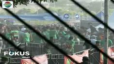 Ratusan pendukung kesebelasan Persebaya terlibat bentrok dengan petugas keamanan di Stadion Bung Tomo, Surabaya, Jawa Timur.