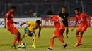 Pemain tengah Gresik United, Ryan Putra M, mencoba menembus kepungan pemain Persija saat berlaga di stadion GBK Jakarta, (29/4/2014). (Liputan6.com/Helmi Fithriansyah)