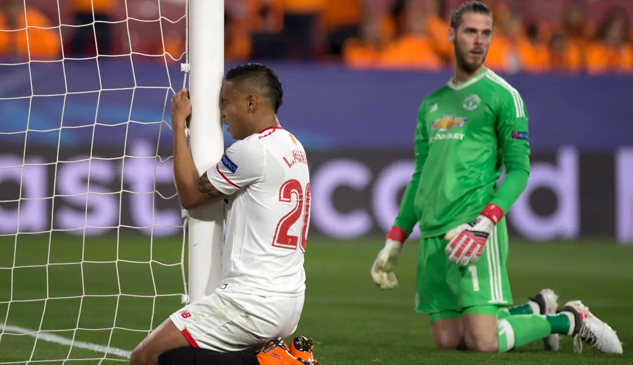 Penyerang Luis Muriel frustasi usai sundulannya digagalkan kiper MU, David de Gea pada Liga Champions di stadion Ramon Sanchez Pizjuan, Spanyol (21/2). De Gea berkali-kali menyelamatkan gawangnya dari gempuran pemain Sevilla. (AFP Photo/Jorge Guerrero)