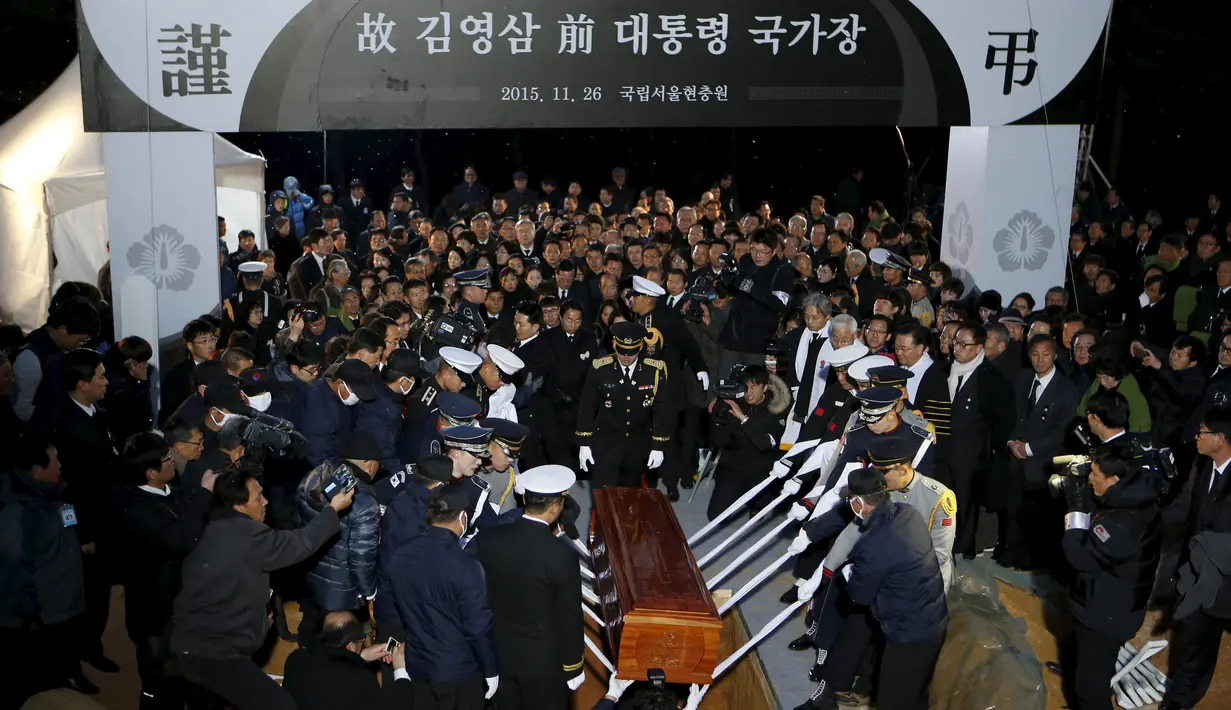 Pasukan Militer Korea Selatan saat melakukan prosesi pemakaman mantan Presiden Korea Selatan Kim Young - sam di pemakaman nasional, Seoul , Korea Selatan, (26/11). Kim Young - sam  meninggal dunia di usia ke-87. (REUTERS/Kim Hong - Ji)