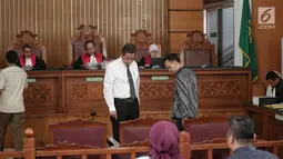 Saksi kasus penyebaran berita bohong atau hoaks dengan terdakwa Ratna Sarumpaet, ahli hukum ITE Teguh Arifiyadi (kanan) dan ahli pidana Mudzakir (kiri) bersiap menjalani sidang lanjutan di PN Jakarta Selatan, Jakarta, Kamis (9/5/2019). (Liputan6.com/Faizal Fanani)