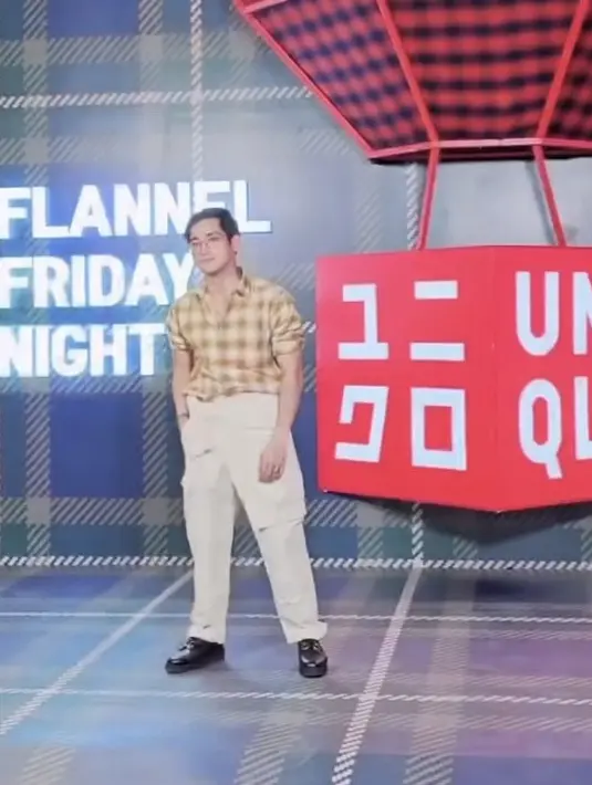 Bio One mengenakan flannel warna coklat dengan lengan panjangnya yang digulung. Dipadukan celana putih dan sepatu hitamnya. [@bojvoyej]