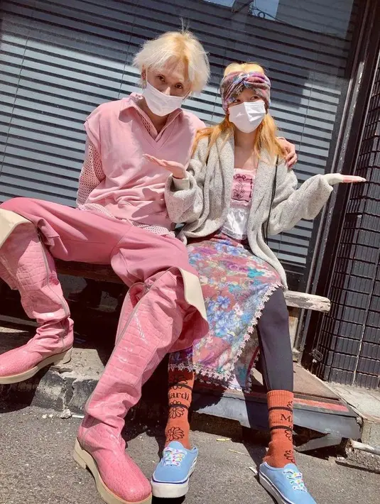 Sama-sama pede tampil dengan style eye catching? OOTD couple dengan outfit warna pink ini bisa dijadikan inspirasi (Instagram/hyuna_aa).
