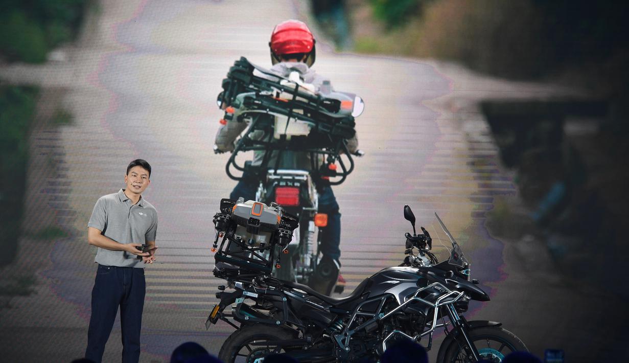 Direktur Penjualan Pertanian DJI Chen Tao mempresentasikan T10, drone perlindungan tanaman baru perusahaan itu, dalam sebuah upacara peluncuran produk yang digelar di Shenzhen, Provinsi Guangdong, China selatan (9/11/2020). (Xinhua/Mao Siqian)