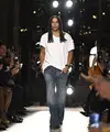 Desainer&nbsp;Prancis Olivier Rousteing menyapa penonton di akhir peragaan busana Balmain untuk koleksi Women Ready-to-wear Spring-Summer 2026 sebagai bagian dari Paris Fashion Week, di Paris, Prancis, pada 1 Oktober 2025. (JULIEN DE ROSA/AFP)
