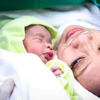 Presenter dan pemeran Asri Welas baru saja berbahagia dengan kehadiran buah hati keduanya yang lahir pada Rabu 12 April silam. Anak keduanya lahir melalui proses caesar di Rumah Sakit Pondok Indah. (Instagram/moodtret.id)