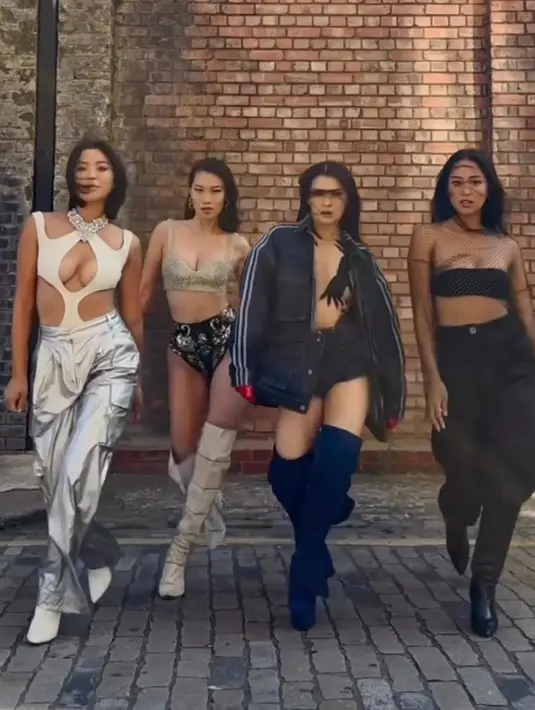 Model dan presenter Patricia Gouw tampil seksi dengan sequin bra top yang dipadukan underwear berdetail beads dan Over-the-Knee Boots.[Instagram/patriciagouw].