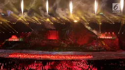 Penari memasuki panggung jelang penyalaan obor Asian Games 2018 saat pembukaan di Stadion Utama Gelora Bung Karno (SUGBK), Jakarta, Sabtu (18/8). (Liputan.com/Fery Pradolo)